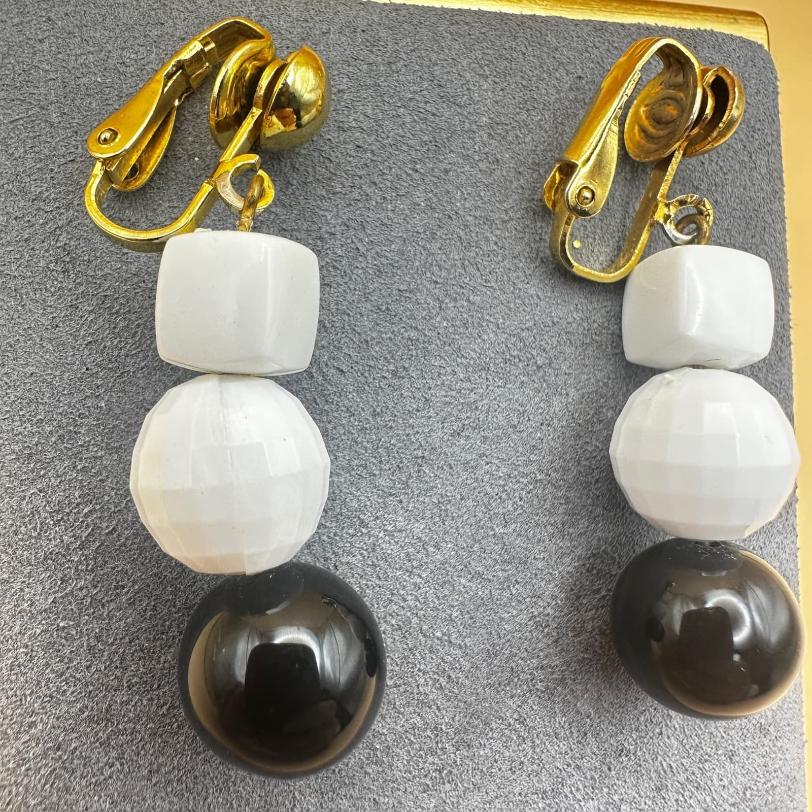 Vintage Black White Bead Dangle Clip-On Earrings Mod Retro Style - Thumbnail 4