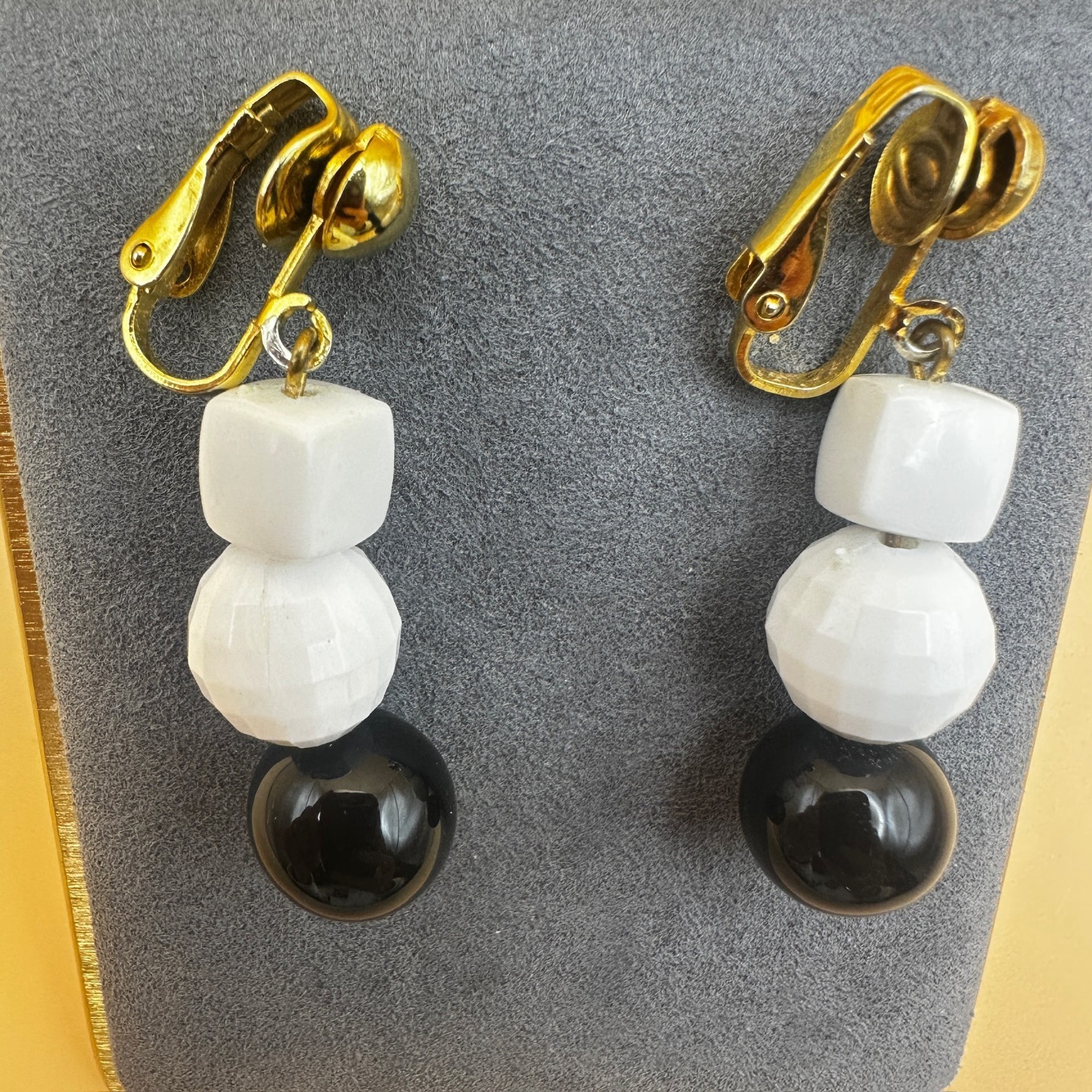 Vintage Black White Bead Dangle Clip-On Earrings Mod Retro Style - Thumbnail 2