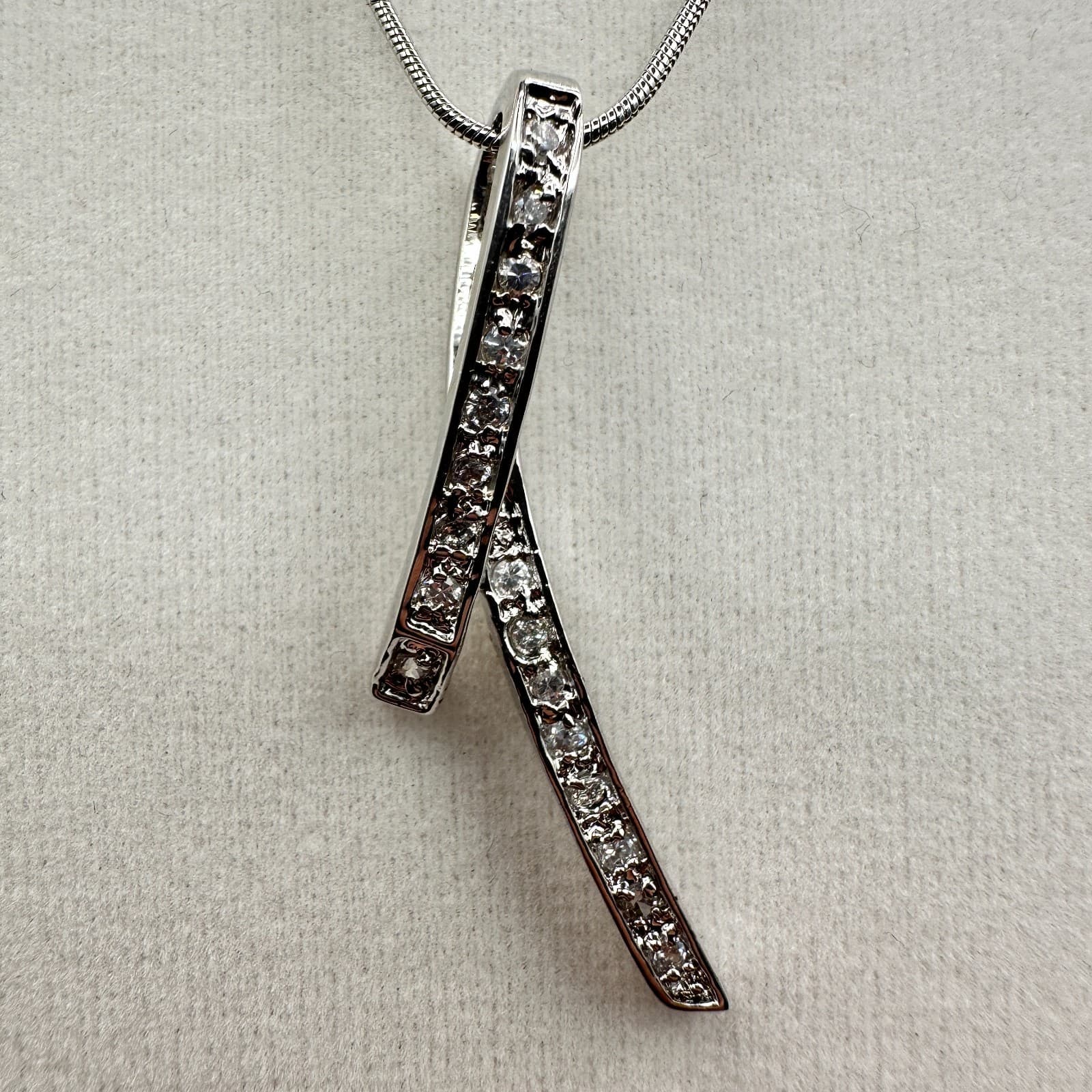 Vintage 90s Silver Tone Ribbon Pendant Necklace Women's Classic Jewelry - Thumbnail 3