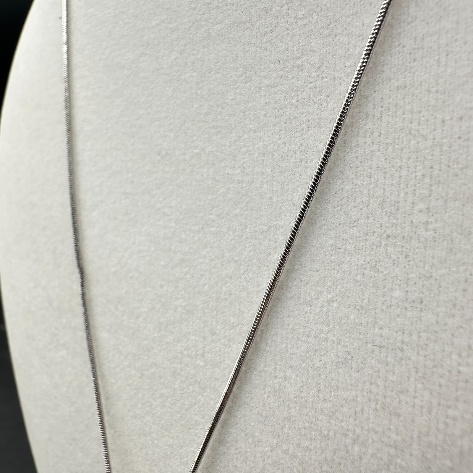 Vintage 90s Silver Tone Ribbon Pendant Necklace Women's Classic Jewelry - Thumbnail 6