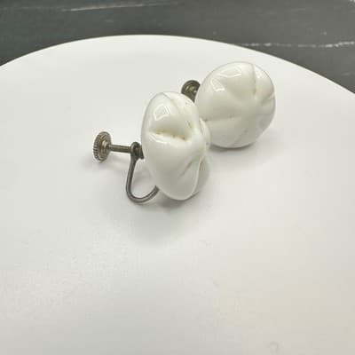 Vintage White Milk Glass Screw-Back Classic Fashion Button Stud Earrings - Thumbnail 3