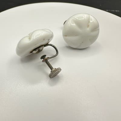 Vintage White Milk Glass Screw-Back Classic Fashion Button Stud Earrings - Thumbnail 4