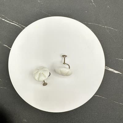 Vintage White Milk Glass Screw-Back Classic Fashion Button Stud Earrings - Thumbnail 5