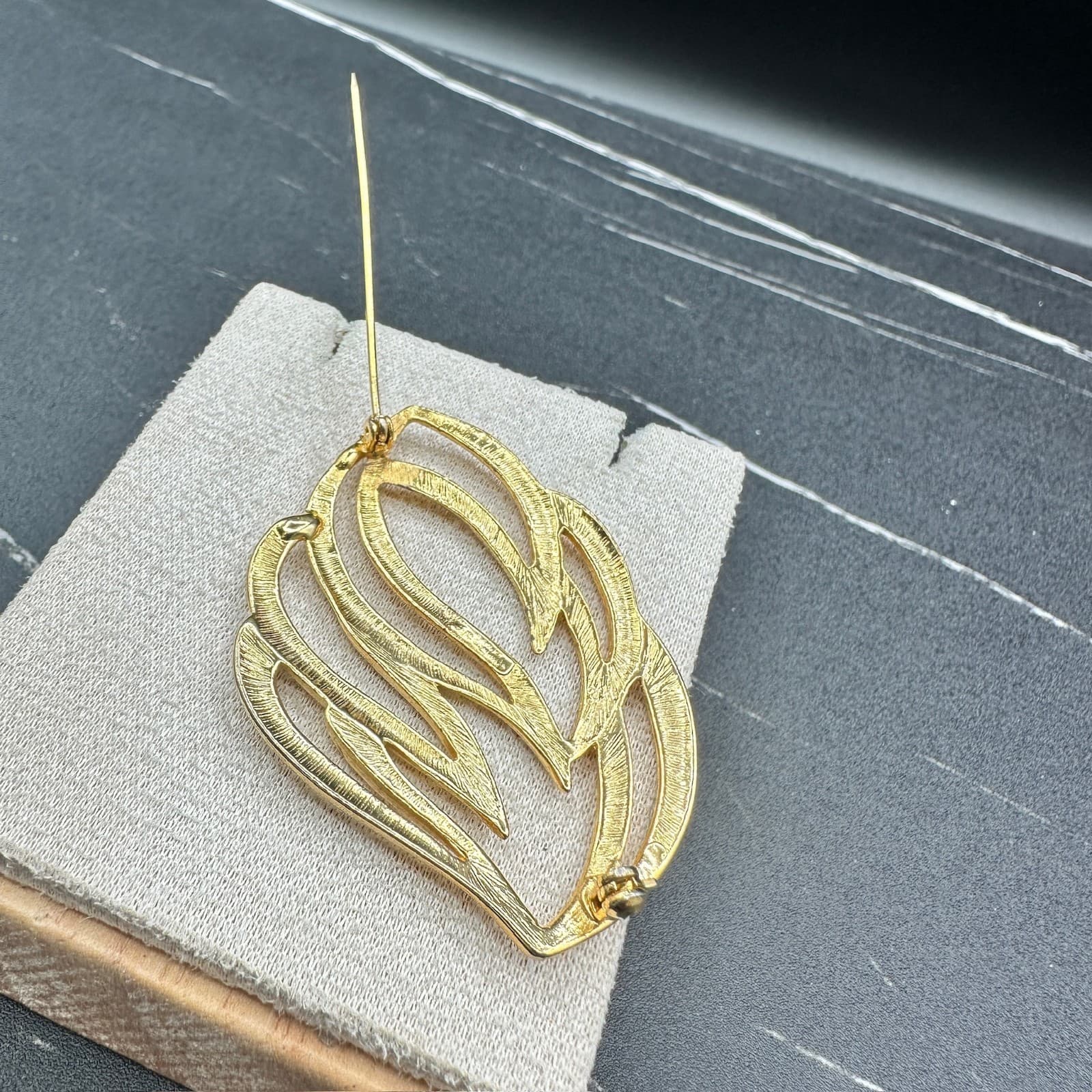 Vintage Gold-Tone Openwork Leaf Fashion Classic Retro Lapel Brooch Pin - Thumbnail 5