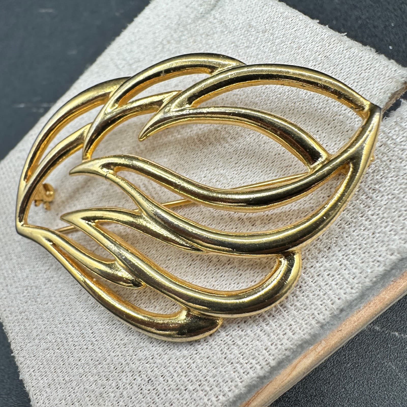 Vintage Gold-Tone Openwork Leaf Fashion Classic Retro Lapel Brooch Pin - Thumbnail 3