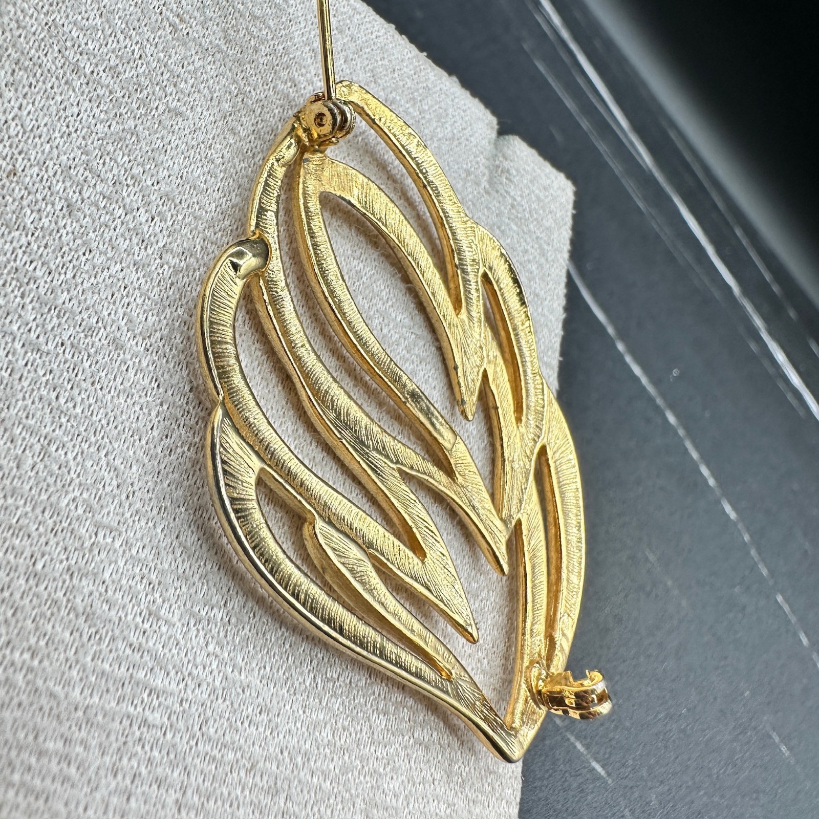 Vintage Gold-Tone Openwork Leaf Fashion Classic Retro Lapel Brooch Pin - Thumbnail 6