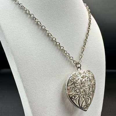 Vintage Claire's Silver-Tone Christmas Gift Love Filigree Heart Pendant Necklace - Thumbnail 3