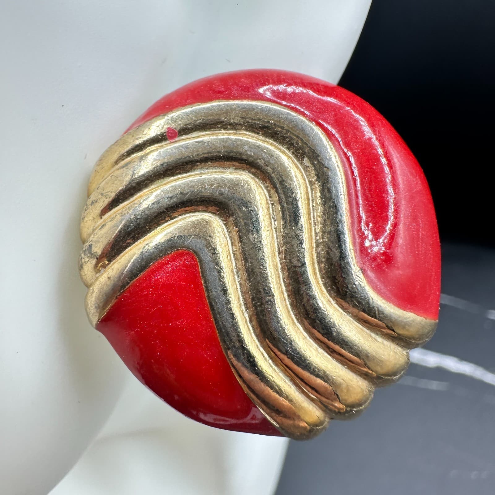 Vintage Glamour Gold-Tone Classic Red Lacquer Stud Statement Clip-On Earrings - Thumbnail 5