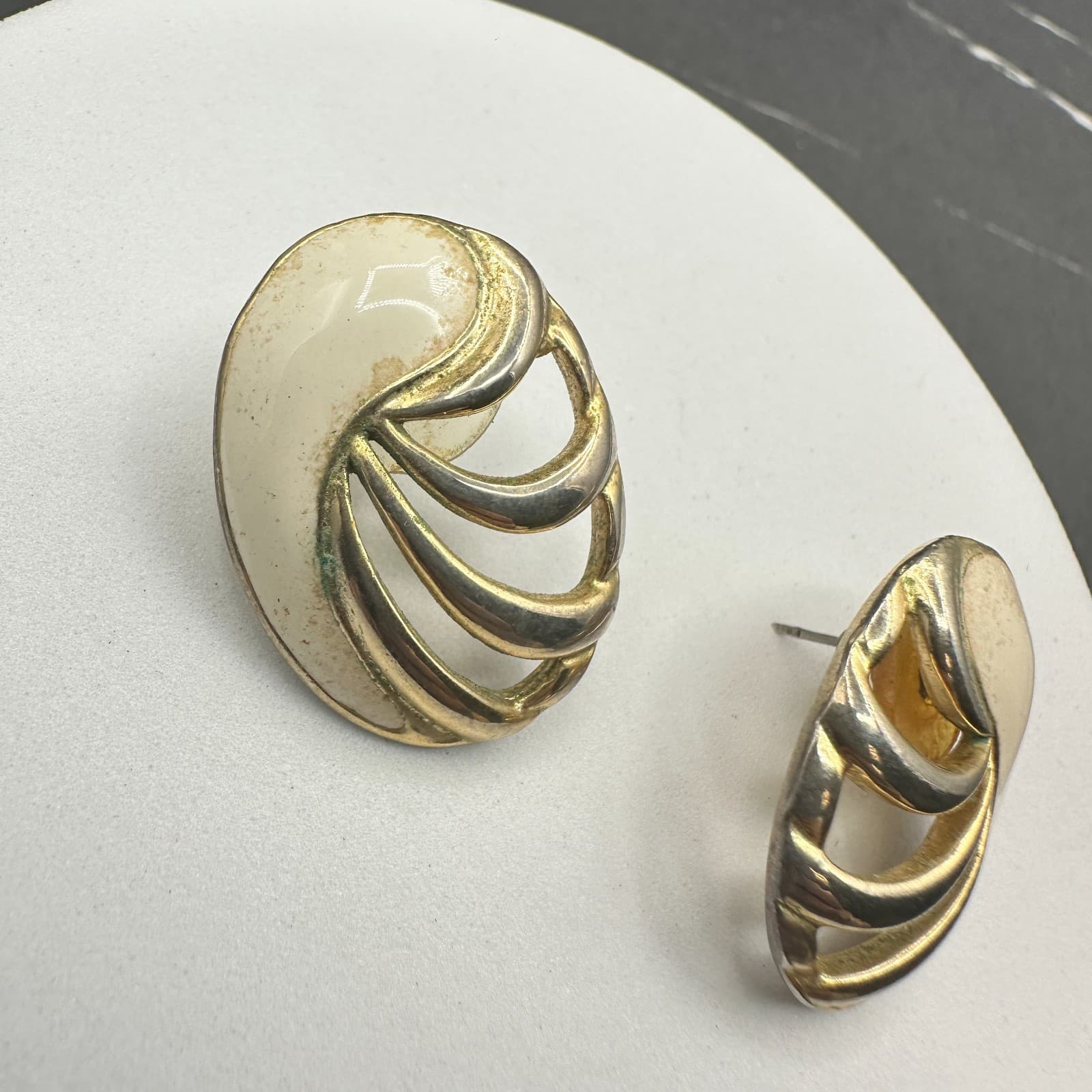 Vintage Gold Tone Pink Enamel Swirl Earrings Retro Oval Statement Studs - Thumbnail 4