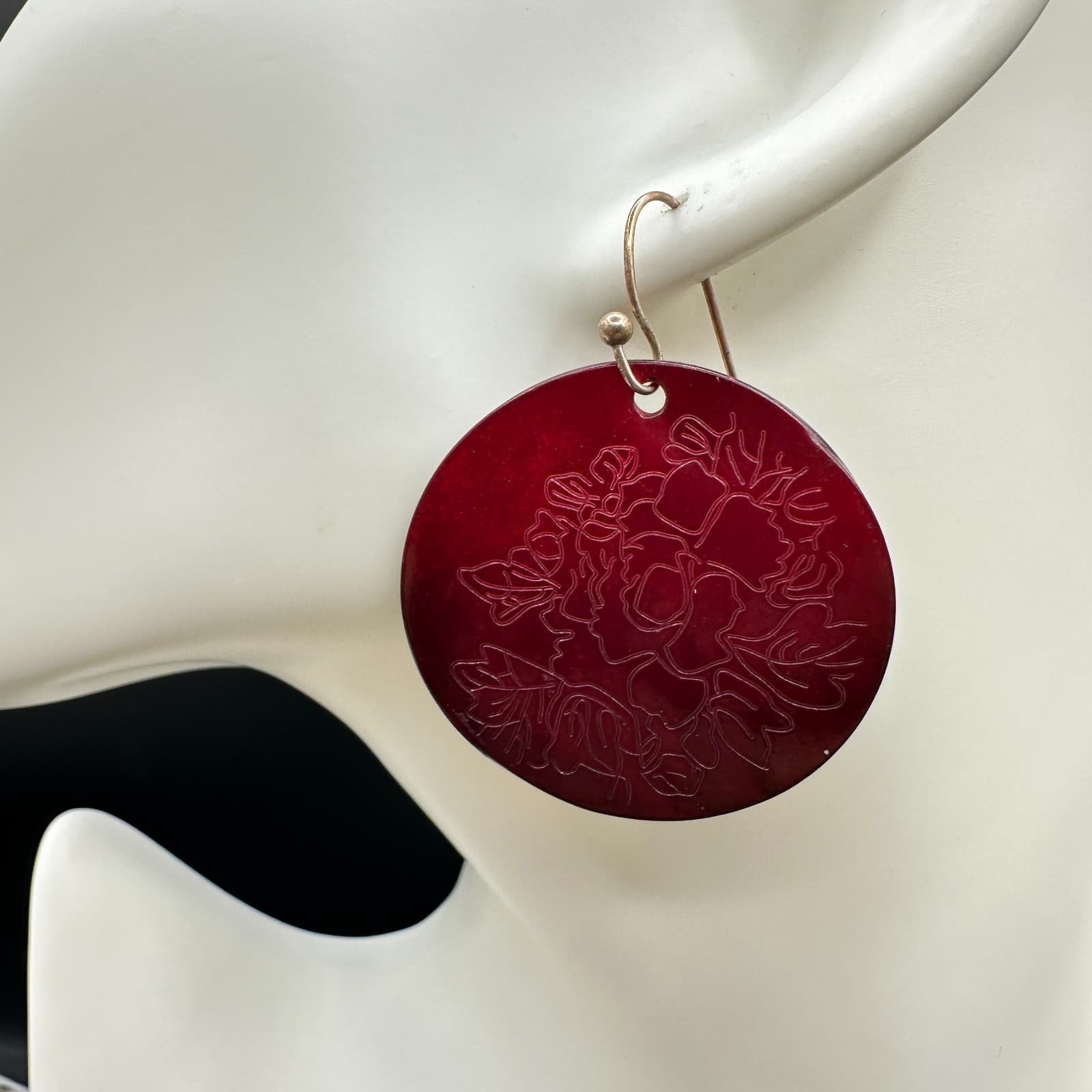 Boho Red Classic Modern Etched Engraved Floral Dyed Shell Disc Dangle Earrings - Thumbnail 2
