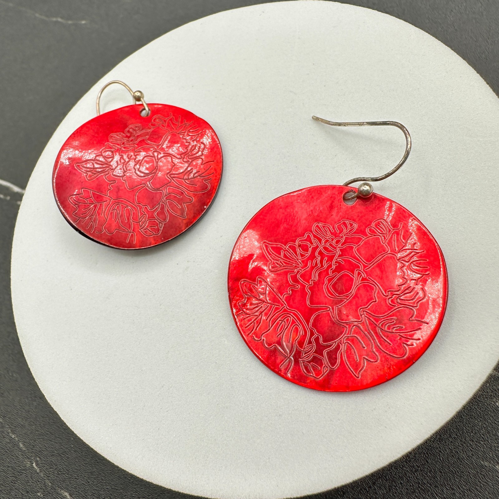 Boho Red Classic Modern Etched Engraved Floral Dyed Shell Disc Dangle Earrings - Thumbnail 9