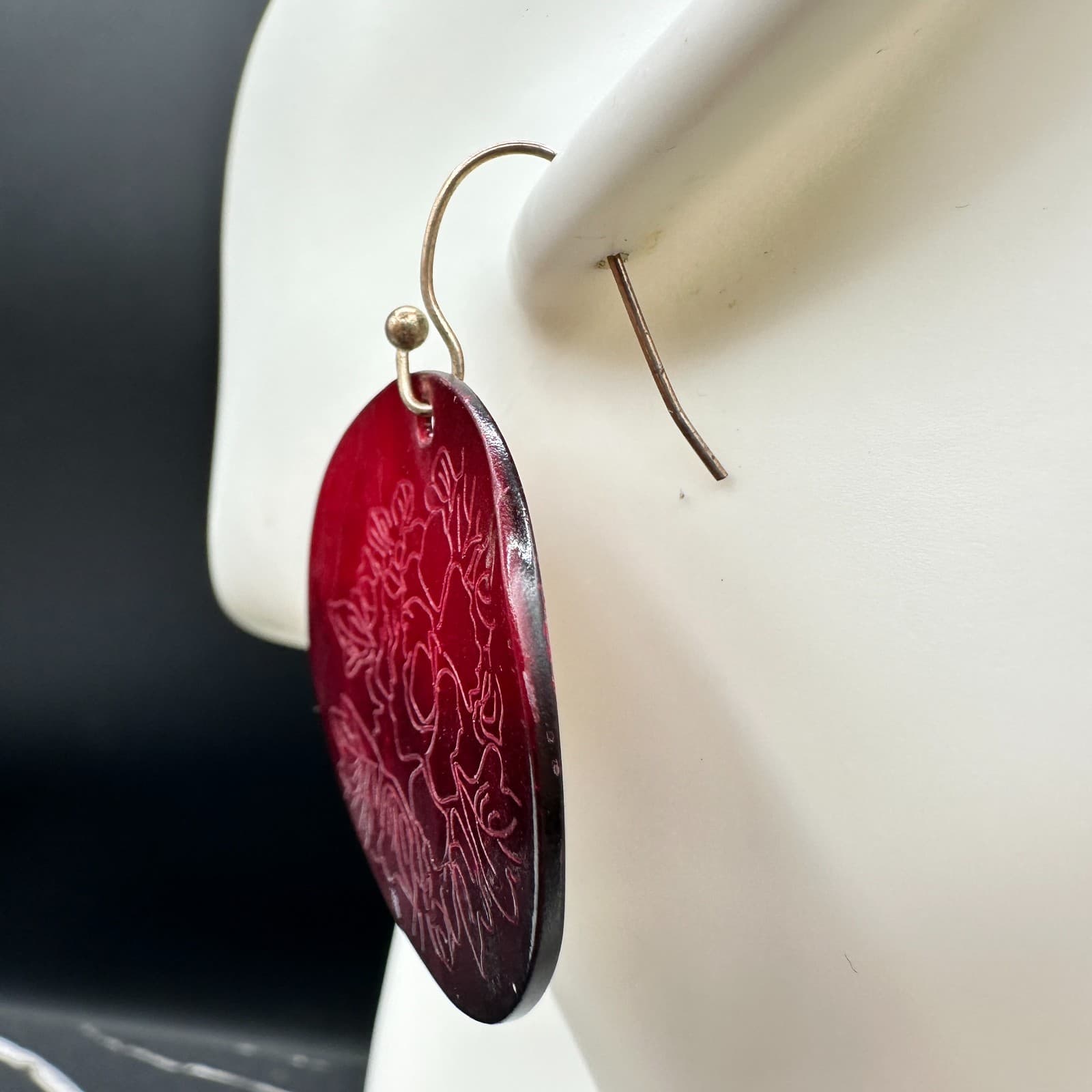 Boho Red Classic Modern Etched Engraved Floral Dyed Shell Disc Dangle Earrings - Thumbnail 4