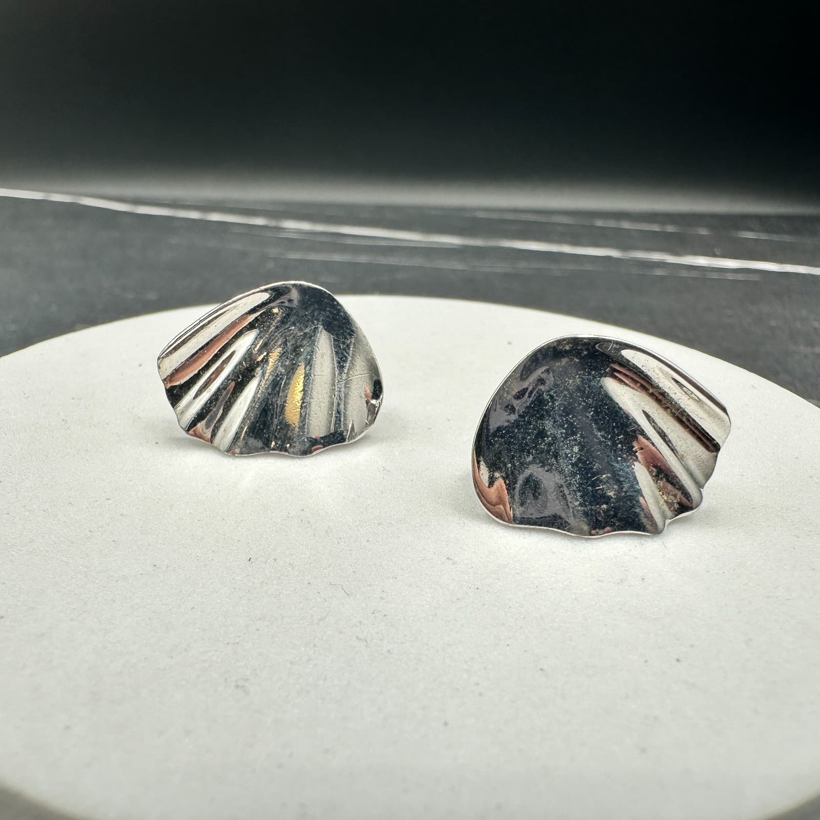 Vintage Silver Tone Ribbed Clam Shell Earrings Sculptural Clip Back Mod