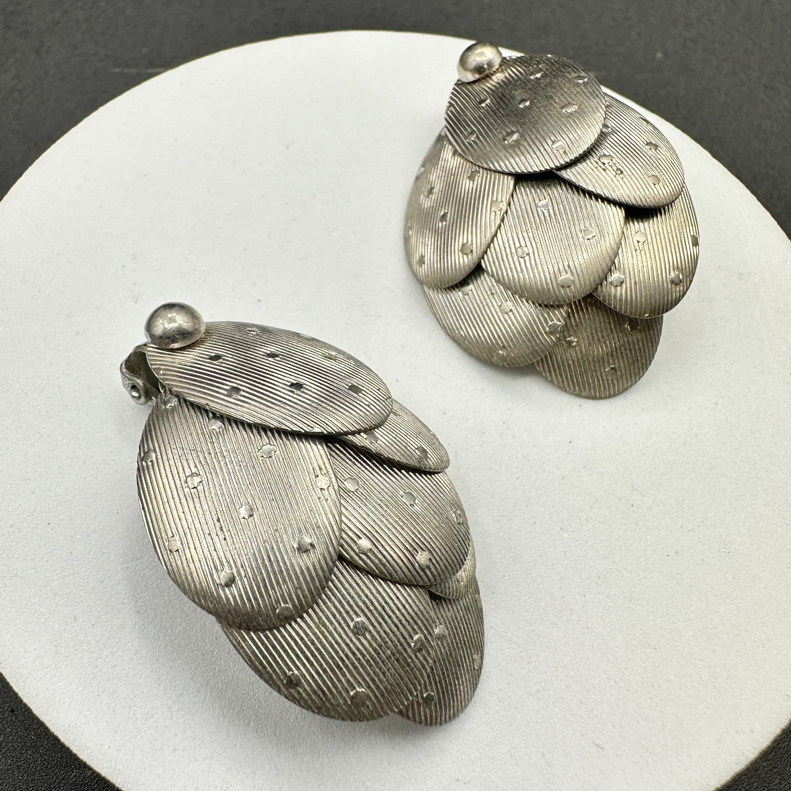 VTG Silver Tone Layered Leaf Clip On Earrings Textured Statement Jewelry - Thumbnail 3