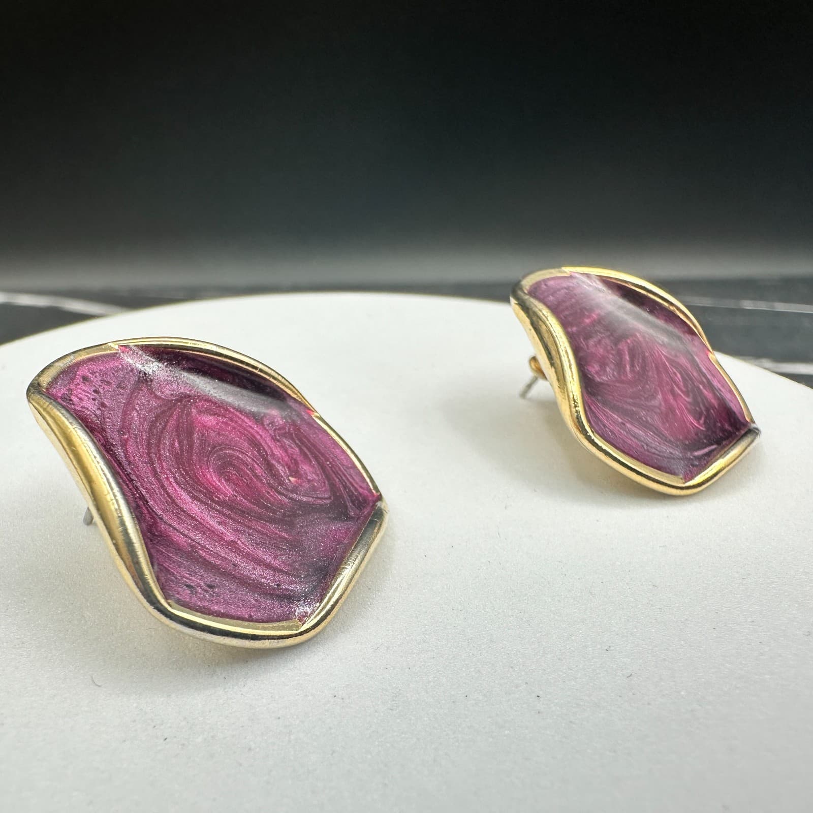 VTG Gold Tone Purple Resin Abstract Stud Earrings Modern Artistic Style - Thumbnail 4