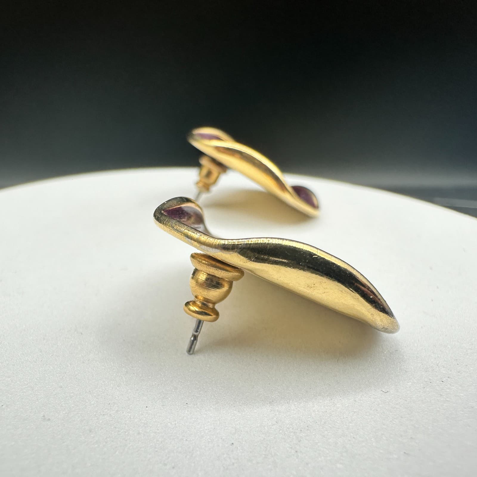 VTG Gold Tone Purple Resin Abstract Stud Earrings Modern Artistic Style - Thumbnail 6