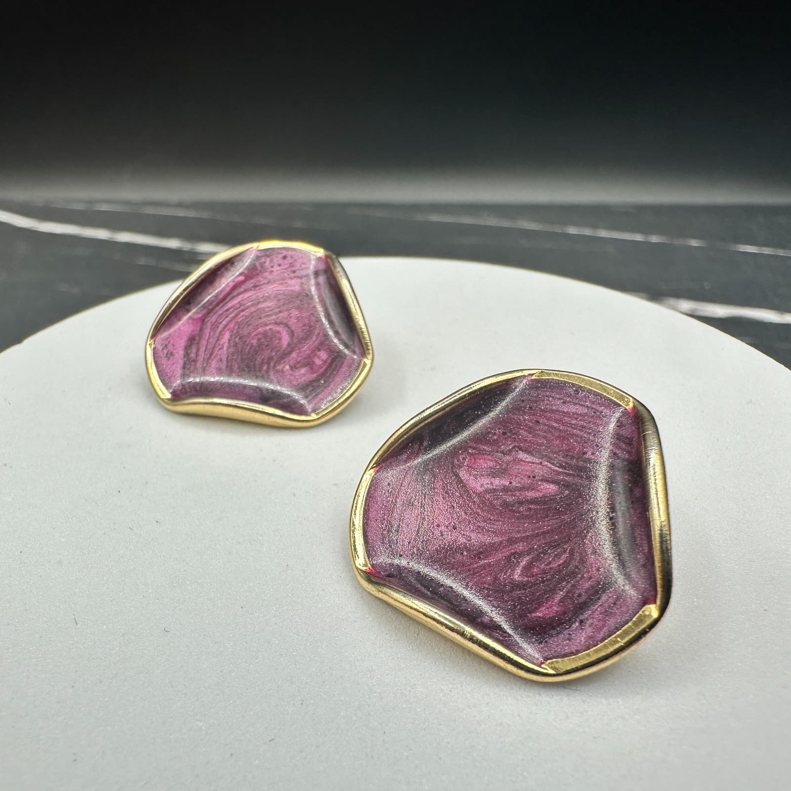 VTG Gold Tone Purple Resin Abstract Stud Earrings Modern Artistic Style - Thumbnail 8