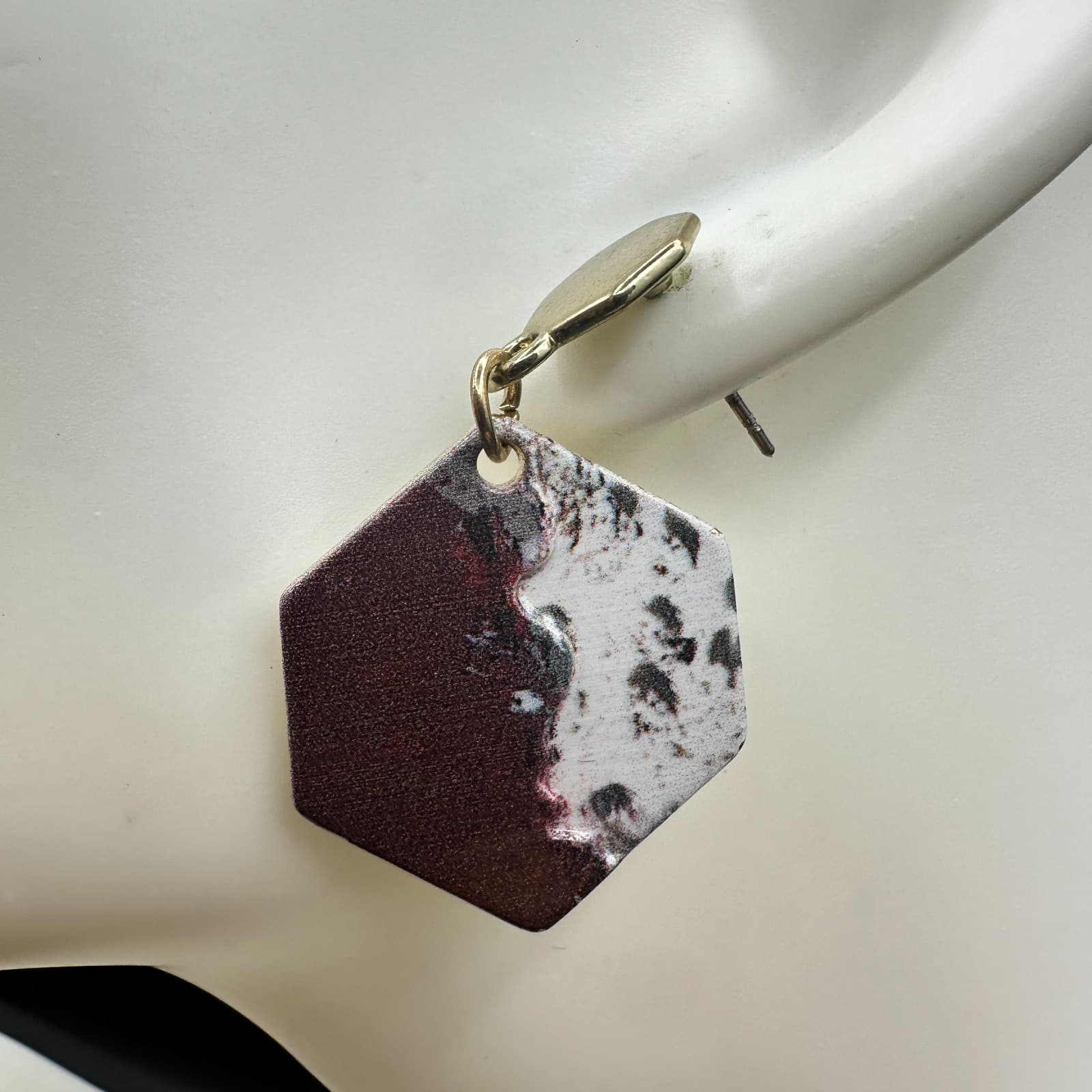 Vintage Hexagon Geometric Dangle Earrings Gold Tone Maroon White Pattern Art - Thumbnail 2