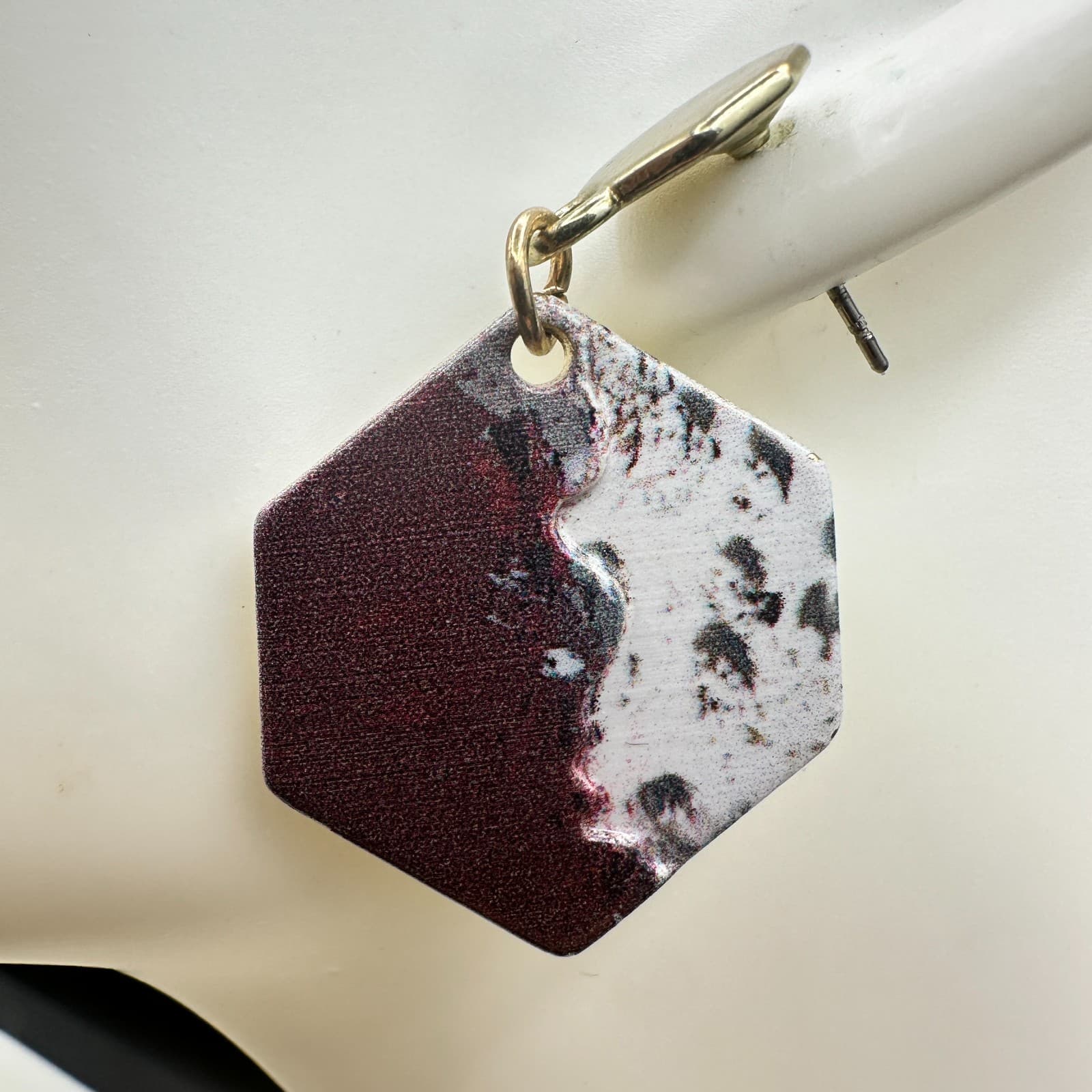 Vintage Hexagon Geometric Dangle Earrings Gold Tone Maroon White Pattern Art - Thumbnail 3