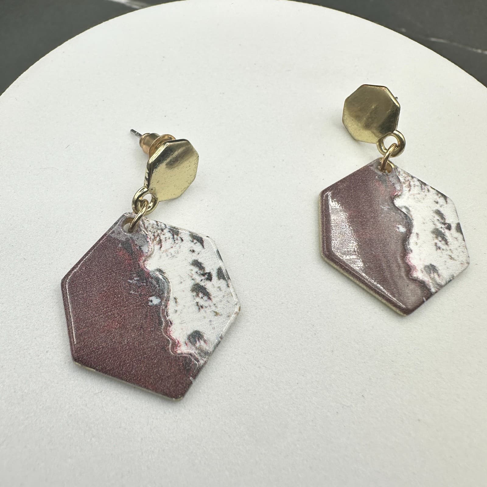 Vintage Hexagon Geometric Dangle Earrings Gold Tone Maroon White Pattern Art - Thumbnail 12