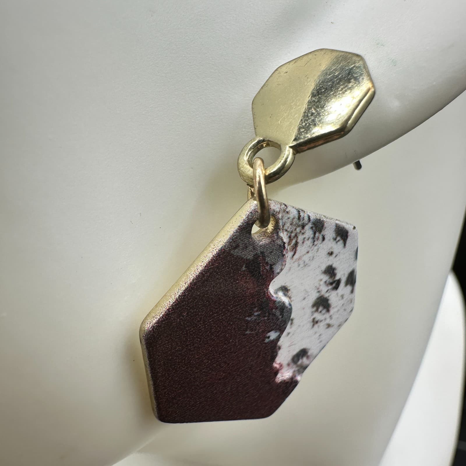 Vintage Hexagon Geometric Dangle Earrings Gold Tone Maroon White Pattern Art - Thumbnail 4