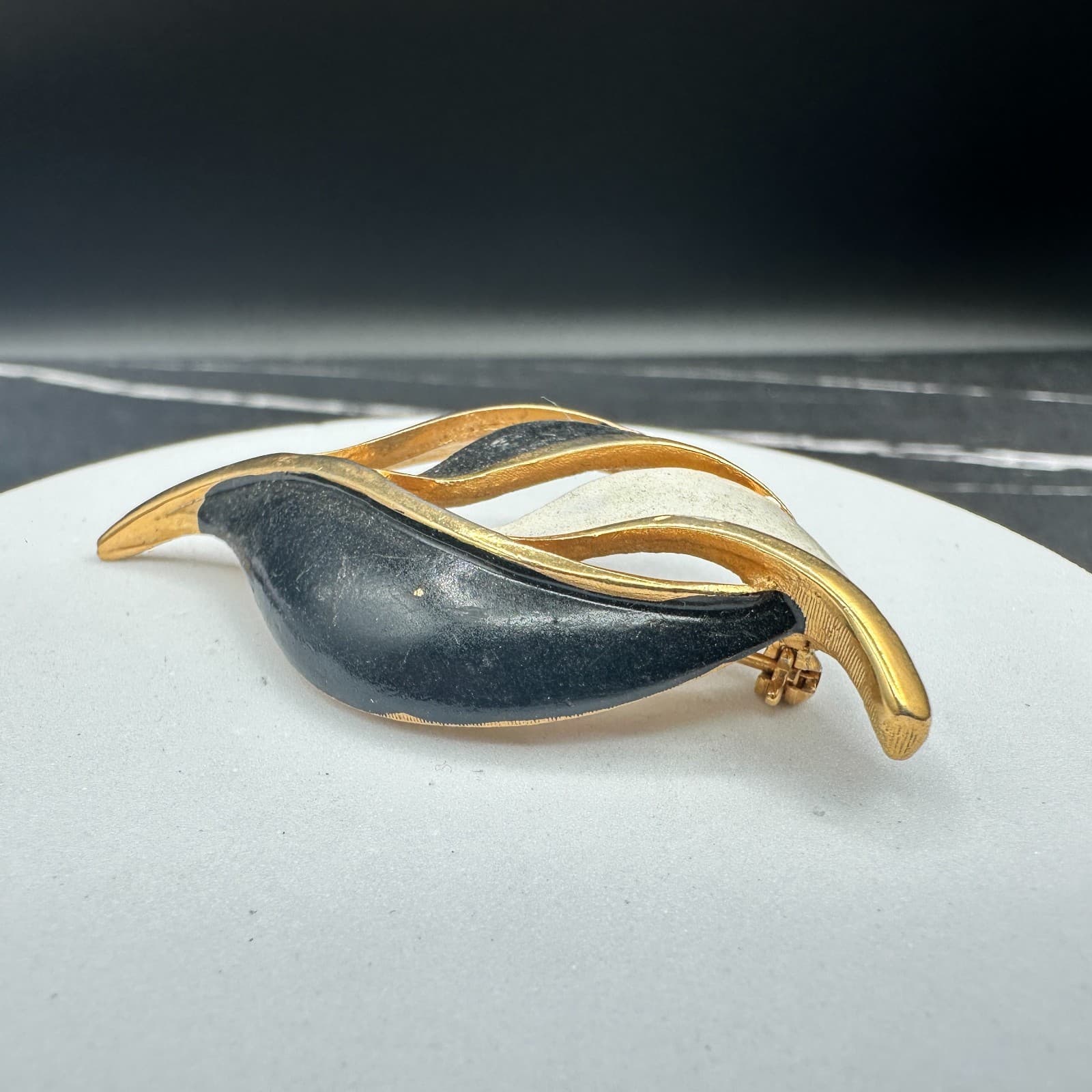 Gold Tone Black & White Enamel Leaf Brooch Vintage Style 80s Art Deco - Thumbnail 4