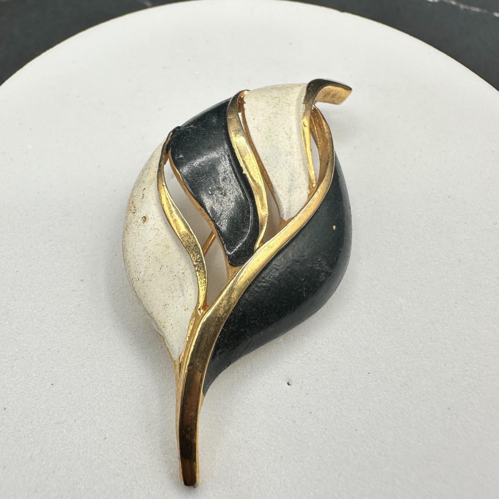 Gold Tone Black & White Enamel Leaf Brooch Vintage Style 80s Art Deco - Thumbnail 5