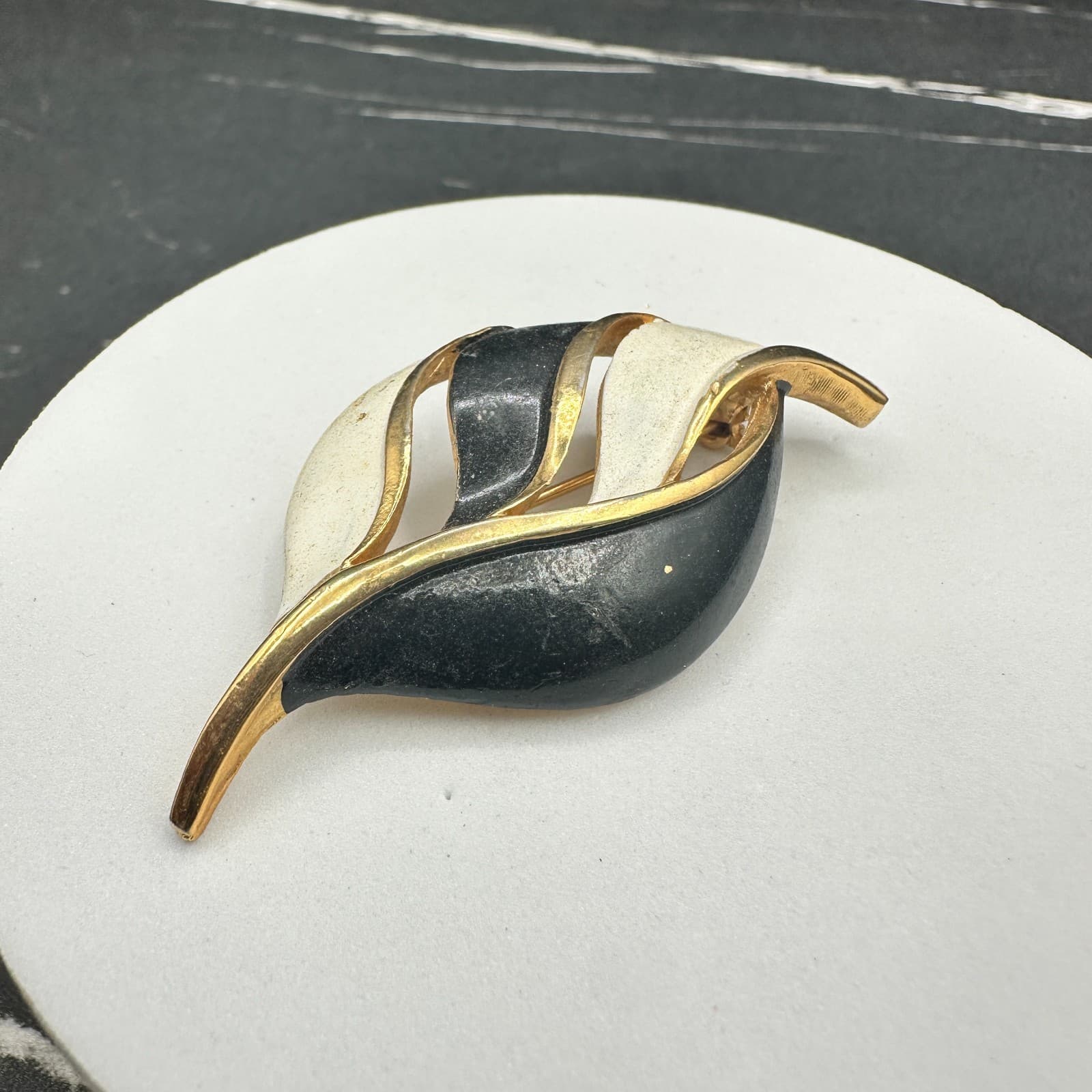 Gold Tone Black & White Enamel Leaf Brooch Vintage Style 80s Art Deco - Thumbnail 3