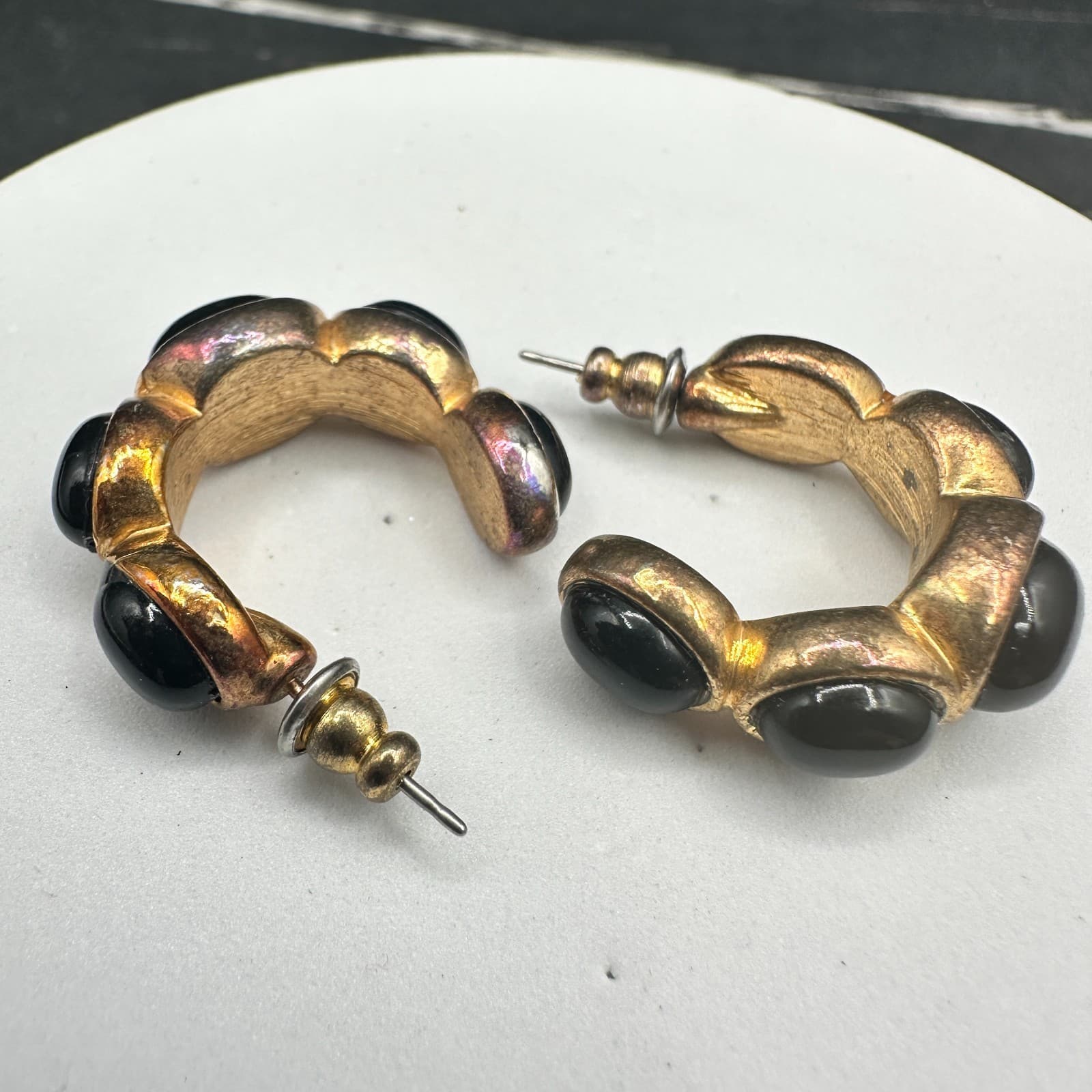 Vintage Gold Tone Black Cabochon Hoop Earrings Bold Sculpted Design - Thumbnail 6