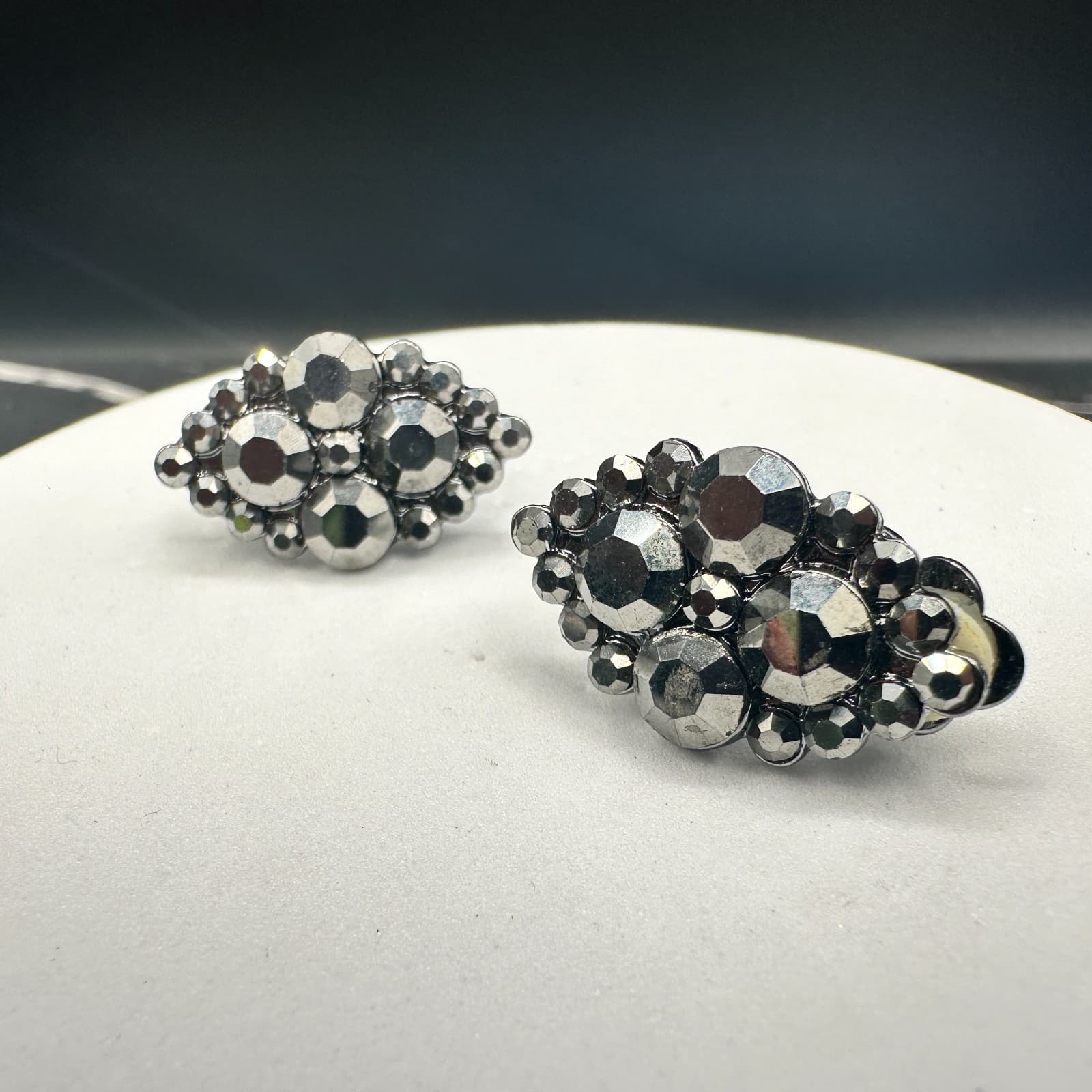 VTG Silver Tone Faceted Rhinestone Clip On Earrings Cluster Sparkle Jewelry - Thumbnail 2
