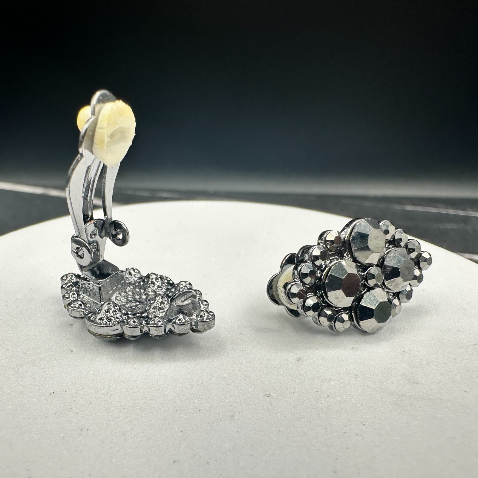 VTG Silver Tone Faceted Rhinestone Clip On Earrings Cluster Sparkle Jewelry - Thumbnail 7