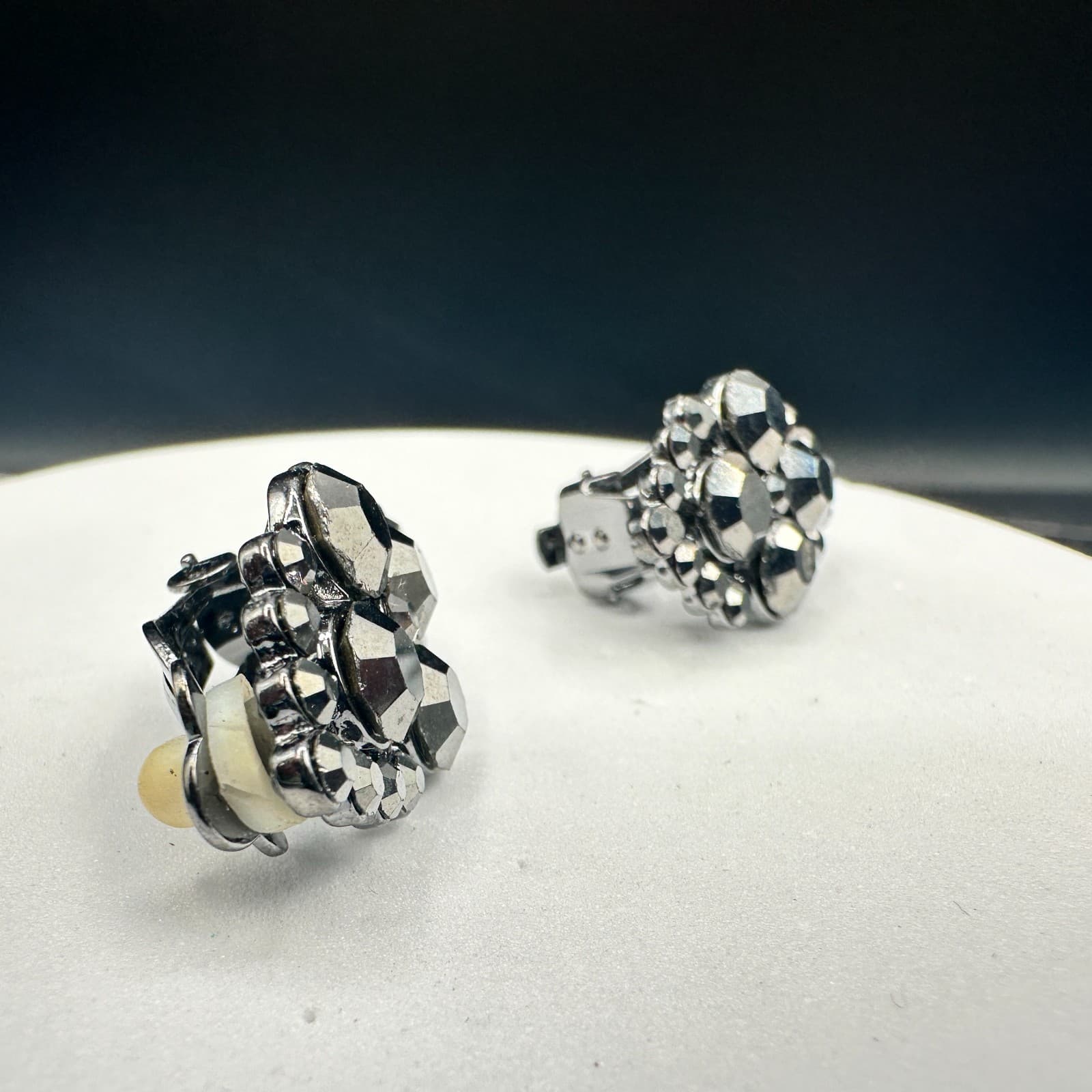 VTG Silver Tone Faceted Rhinestone Clip On Earrings Cluster Sparkle Jewelry - Thumbnail 4