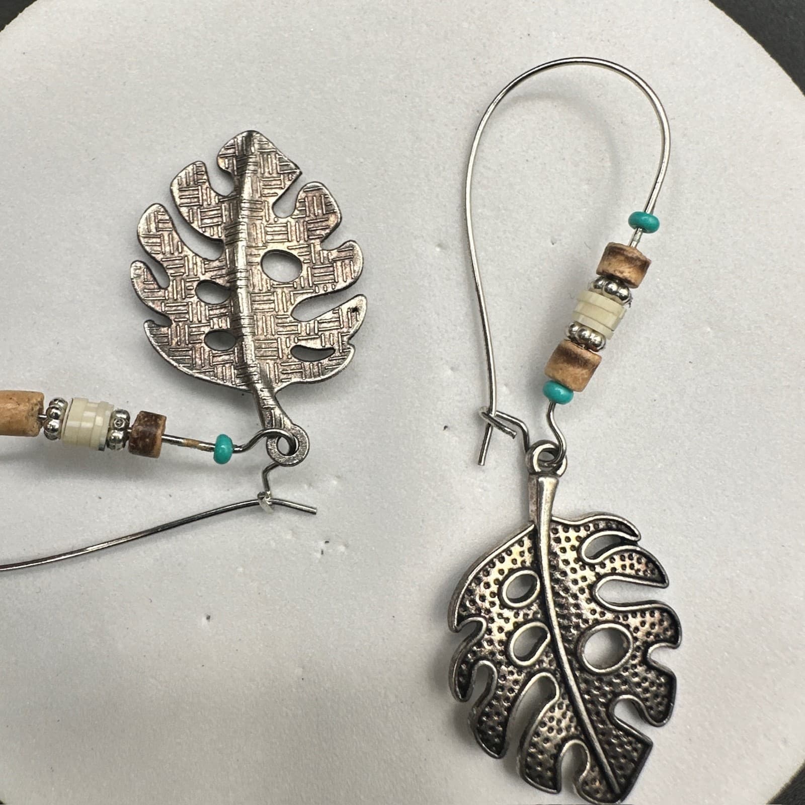 Vintage Boho Dangle Earrings Monstera Leaf Wood Shell Beads Silver Tone - Thumbnail 7
