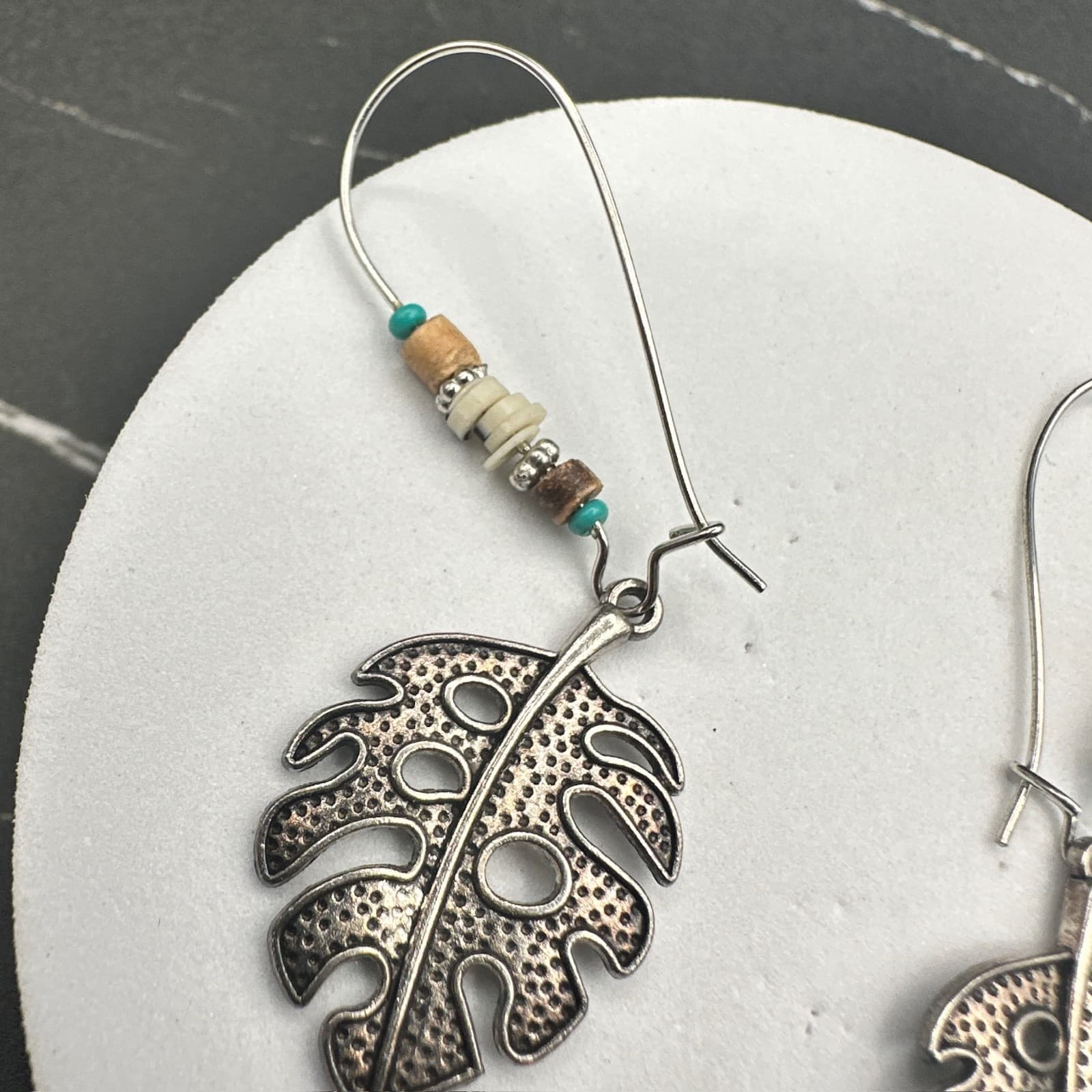 Vintage Boho Dangle Earrings Monstera Leaf Wood Shell Beads Silver Tone - Thumbnail 4