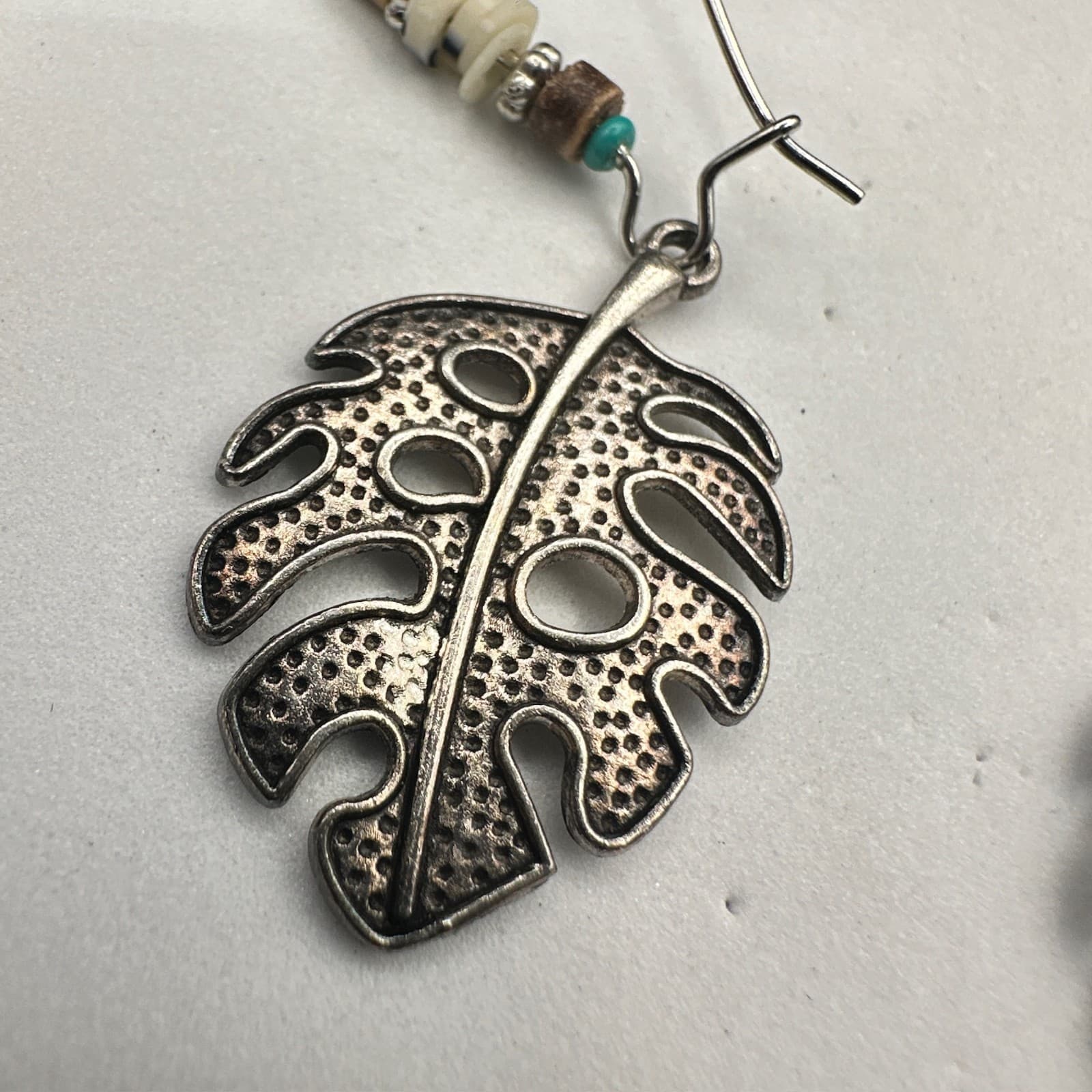 Vintage Boho Dangle Earrings Monstera Leaf Wood Shell Beads Silver Tone - Thumbnail 6