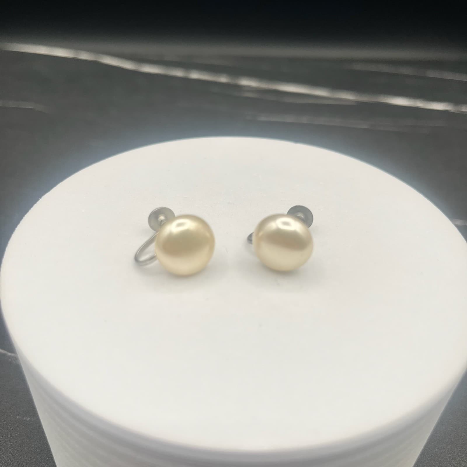 Vintage 90s Silver Tone Oval Button Pearl Earrings Women's Classic Jewelry - Thumbnail 6