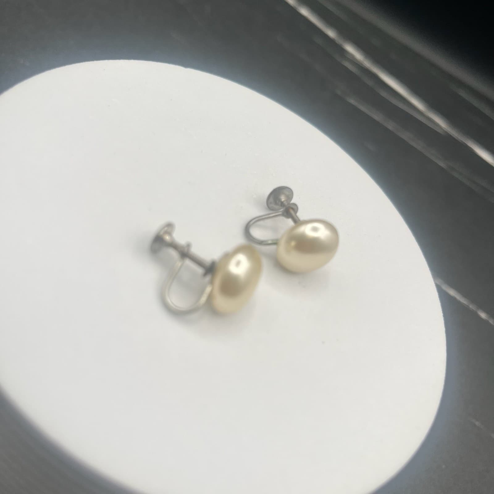 Vintage 90s Silver Tone Oval Button Pearl Earrings Women's Classic Jewelry - Thumbnail 4