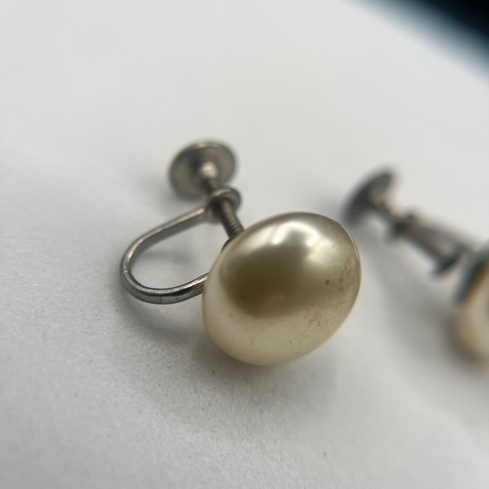 Vintage 90s Silver Tone Oval Button Pearl Earrings Women's Classic Jewelry - Thumbnail 2