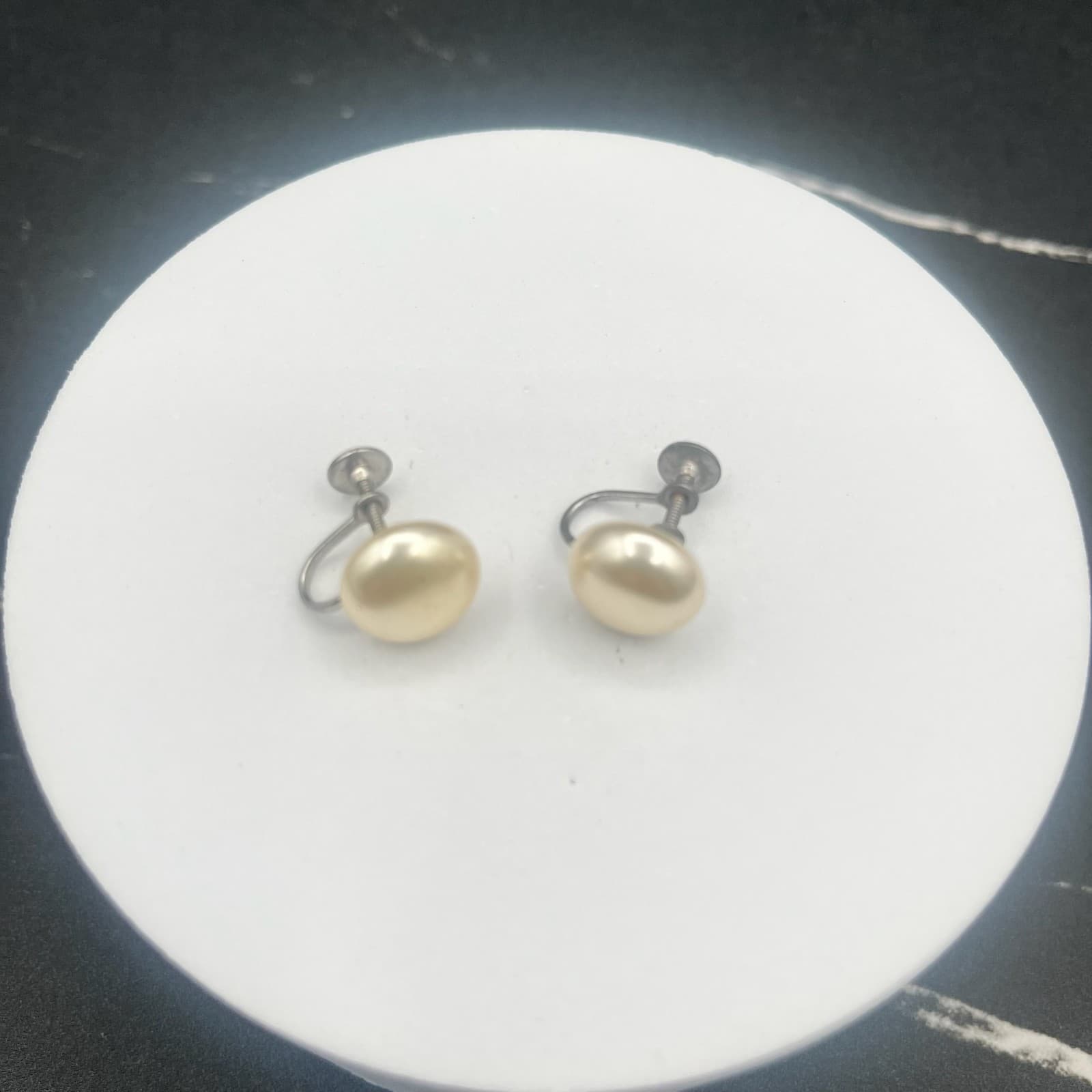 Vintage 90s Silver Tone Oval Button Pearl Earrings Women's Classic Jewelry - Thumbnail 3