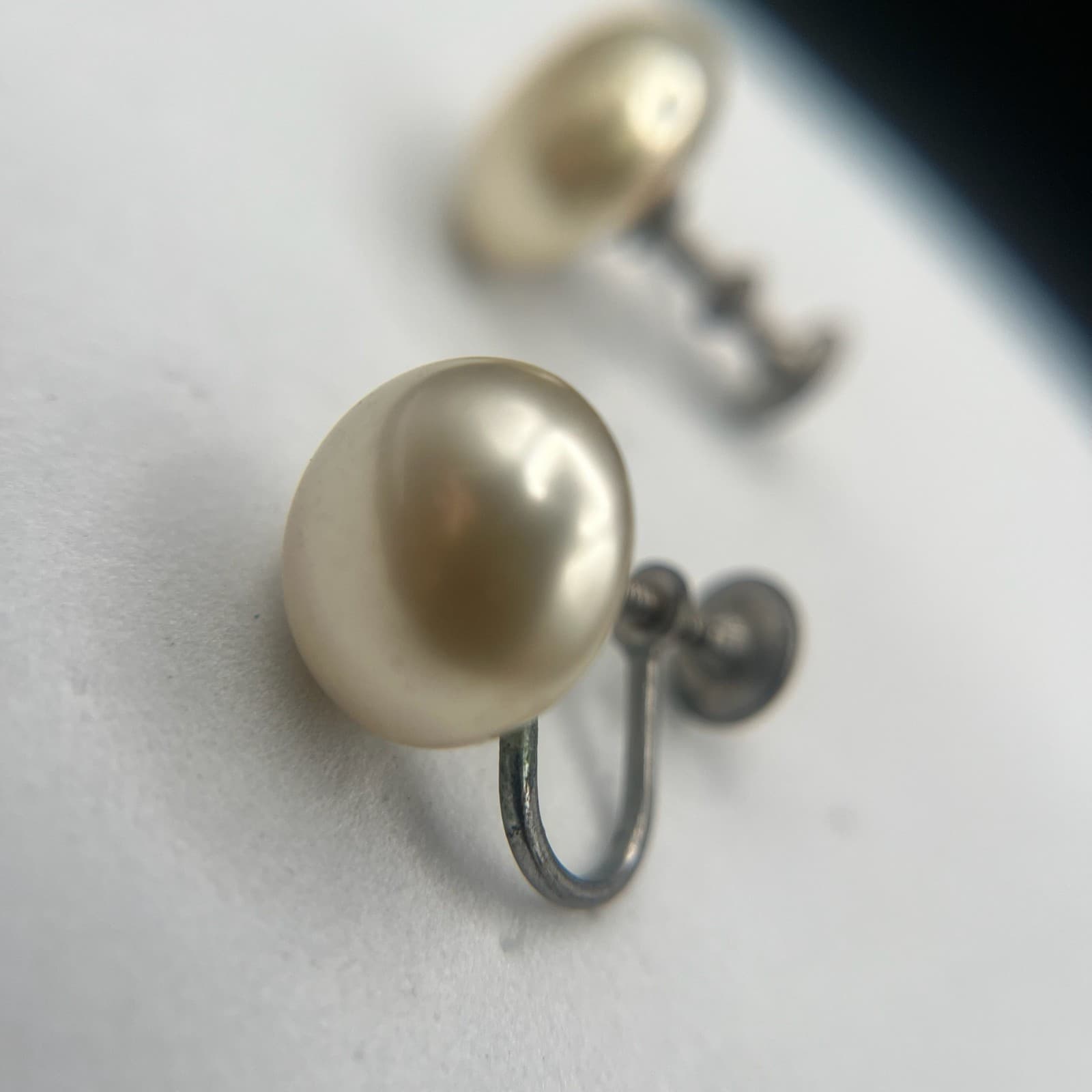 Vintage 90s Silver Tone Oval Button Pearl Earrings Women's Classic Jewelry - Thumbnail 9