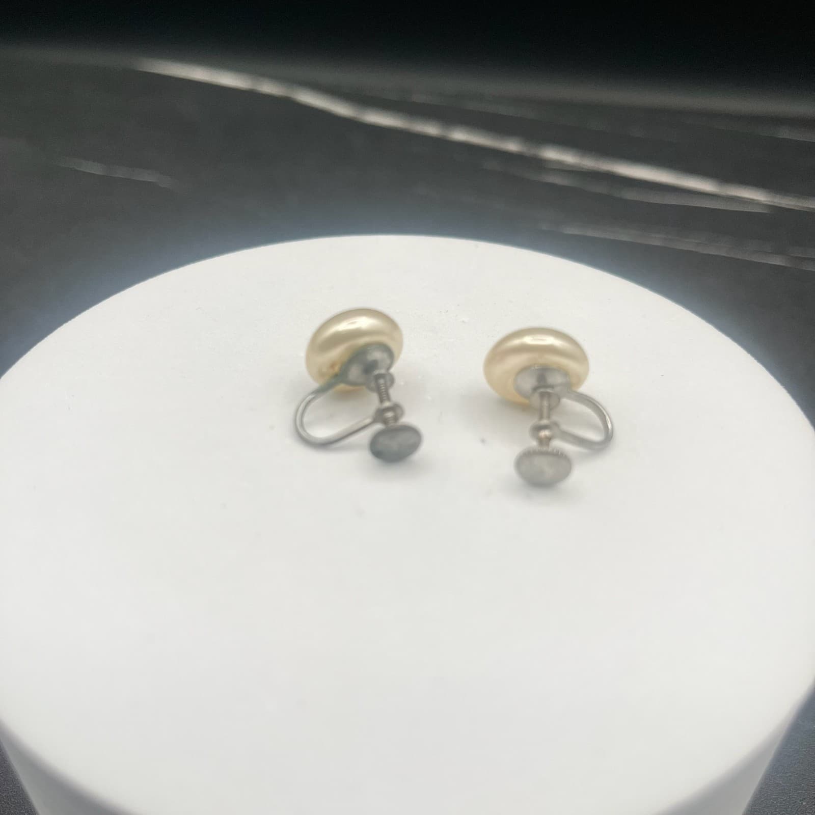 Vintage 90s Silver Tone Oval Button Pearl Earrings Women's Classic Jewelry - Thumbnail 5