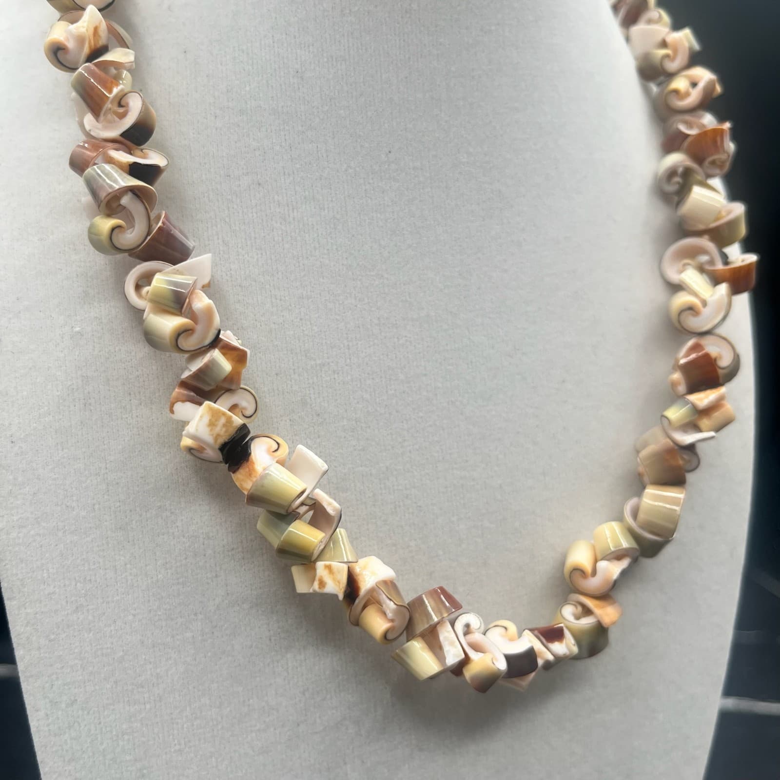 Vintage Real Shell Bead Spiral Heishi Necklace Choker Tan Brown Coastal Beach - Thumbnail 2