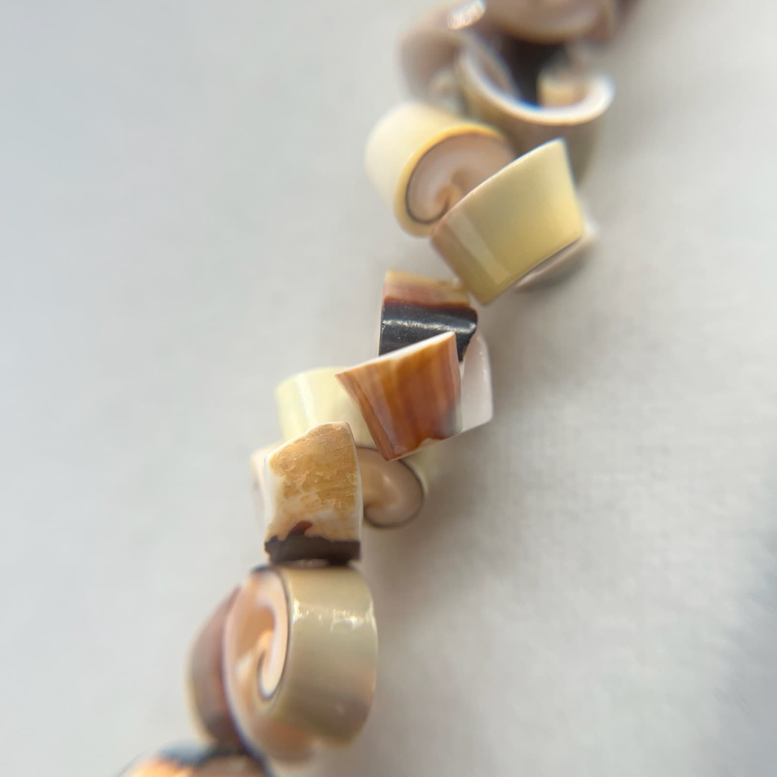 Vintage Real Shell Bead Spiral Heishi Necklace Choker Tan Brown Coastal Beach - Thumbnail 4