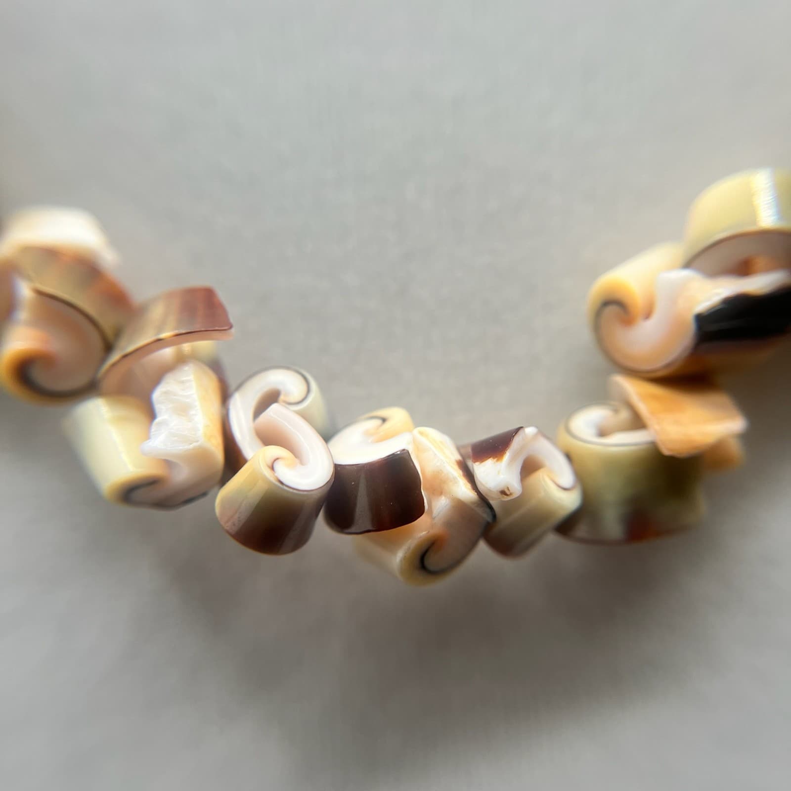 Vintage Real Shell Bead Spiral Heishi Necklace Choker Tan Brown Coastal Beach - Thumbnail 5