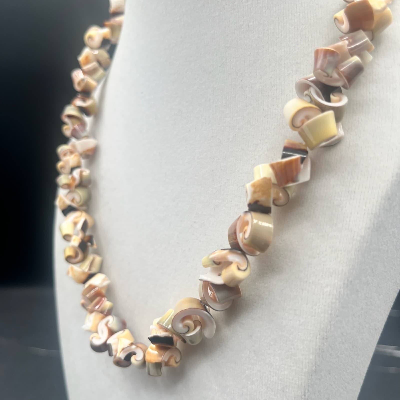 Vintage Real Shell Bead Spiral Heishi Necklace Choker Tan Brown Coastal Beach - Thumbnail 3