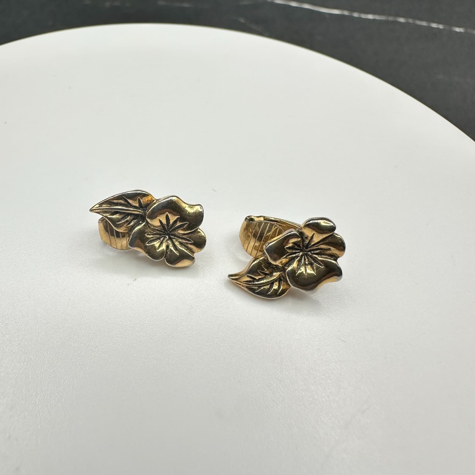 Vintage Avon Signed Gold Tone Floral Flower Leaf Clip On Earrings - Thumbnail 2