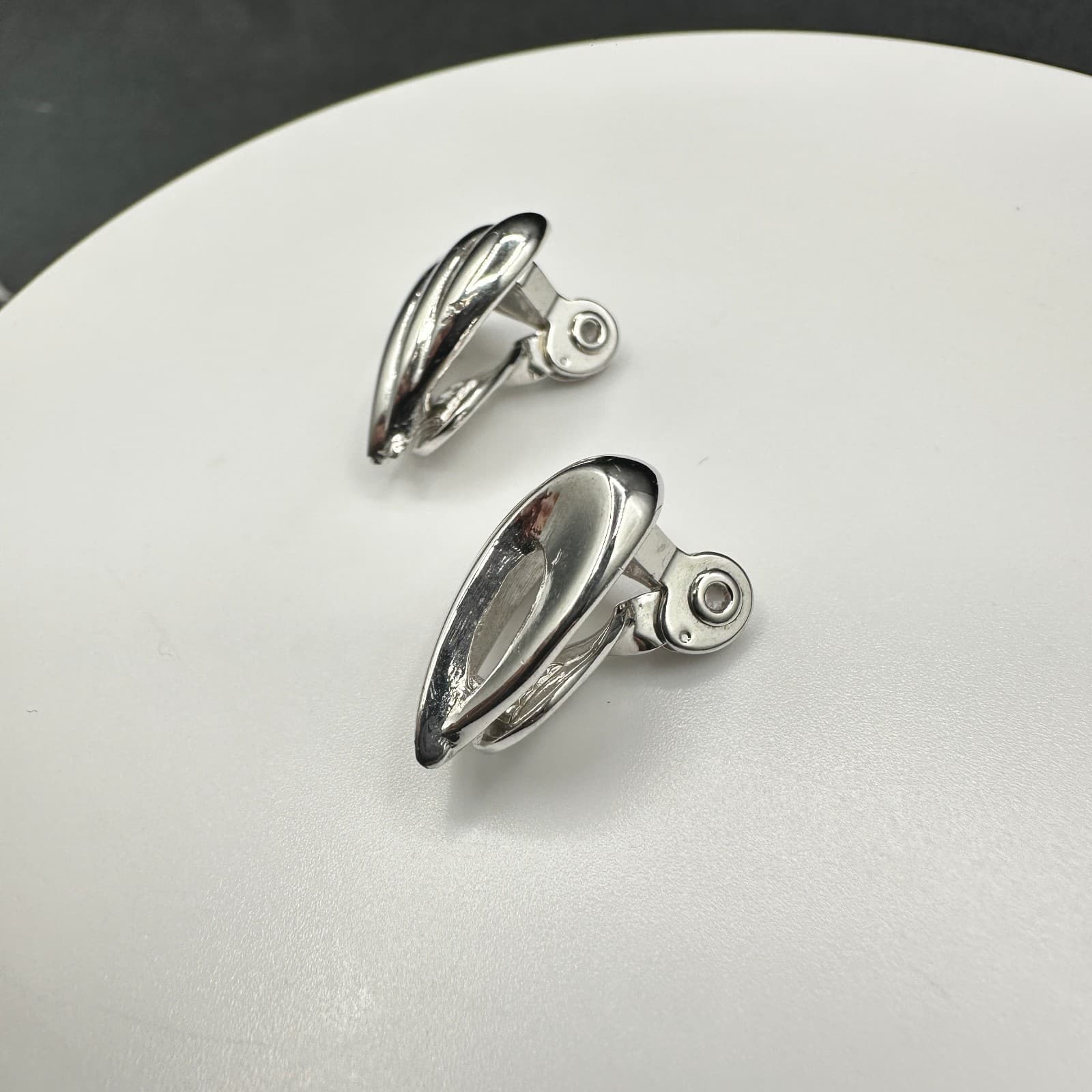 Vintage Monet Sculpture Clip Earrings Silver Tone Plated Dome Heart Modernist - Thumbnail 4