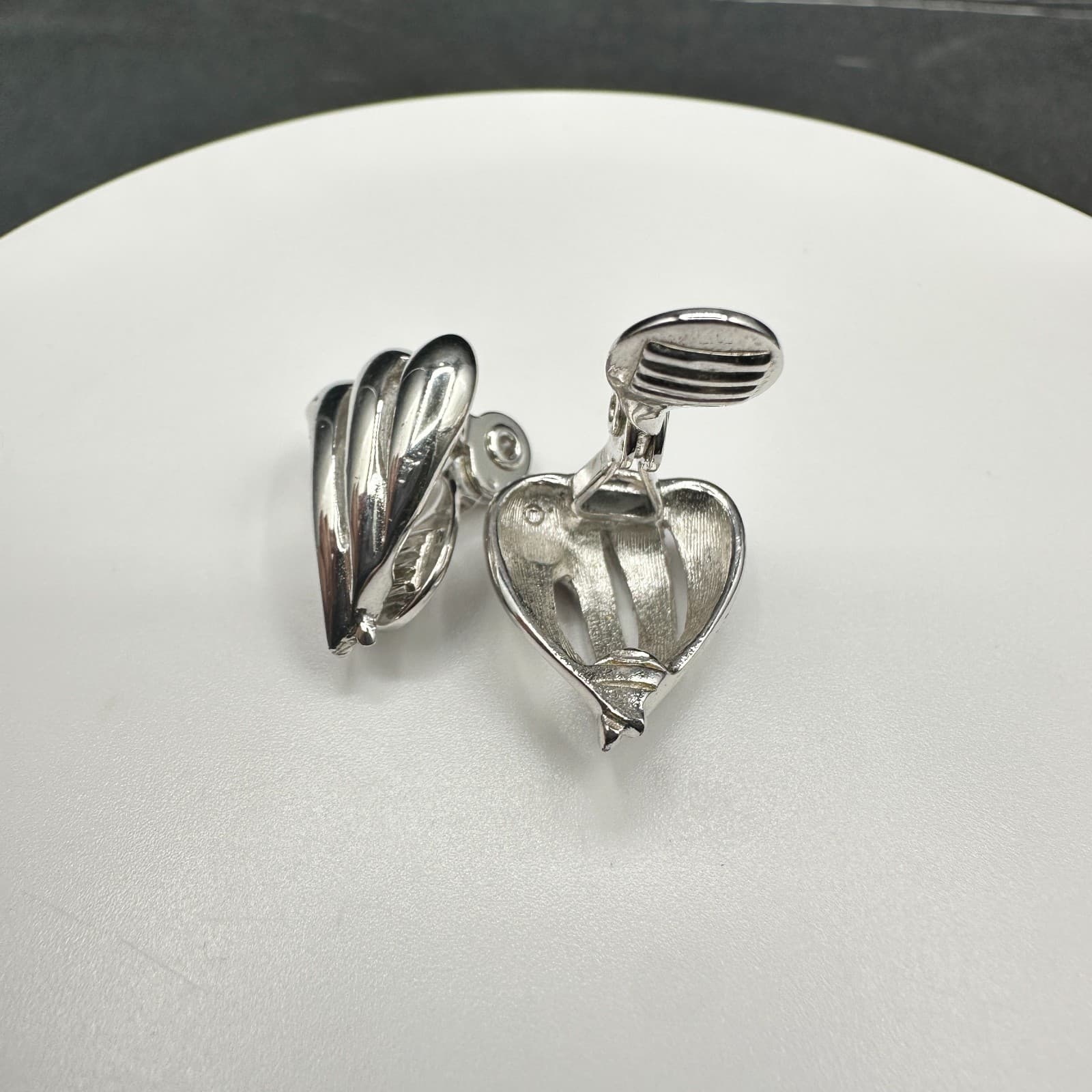 Vintage Monet Sculpture Clip Earrings Silver Tone Plated Dome Heart Modernist - Thumbnail 5