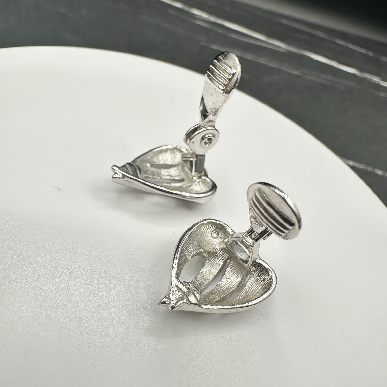 Vintage Monet Sculpture Clip Earrings Silver Tone Plated Dome Heart Modernist - Thumbnail 7