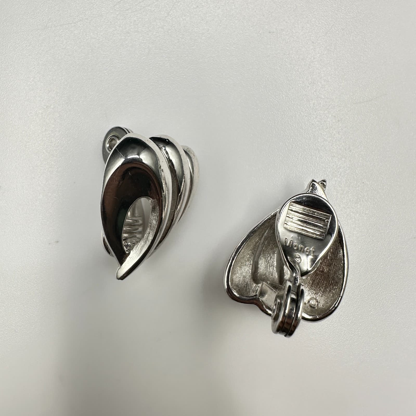 Vintage Monet Sculpture Clip Earrings Silver Tone Plated Dome Heart Modernist - Thumbnail 8